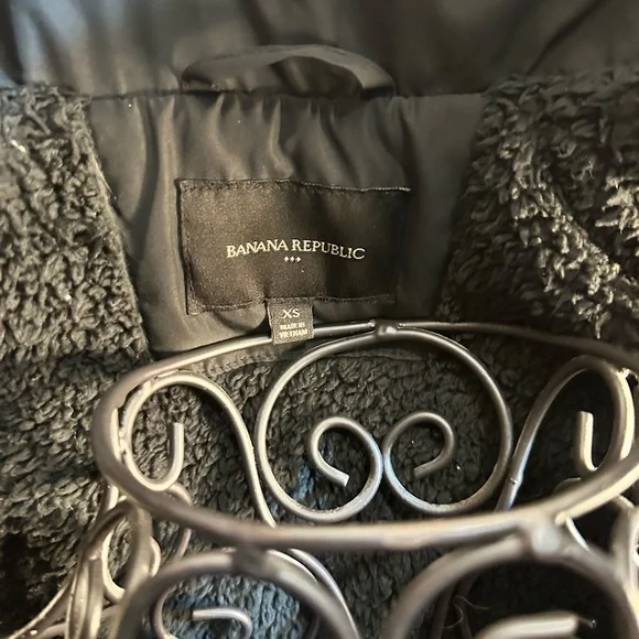 Banana Republic Black Puffer Vest - Picture 5 of 7